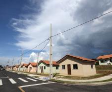 Trinta e quatro famílias que viviam em casas em situação precária ou áreas de risco em Rio Azul, na região Centro-Sul do Paraná, receberam nesta sexta-feira (09) novas moradias do Governo do Estado Carlos Massa Ratinho Junior. A inauguração do conjunto habitacional e entrega das chaves contou com a participação do governador Carlos Massa Ratinho Junior e o prefeito Leandro Jasinski.