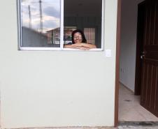 Trinta e quatro famílias que viviam em casas em situação precária ou áreas de risco em Rio Azul, na região Centro-Sul do Paraná, receberam nesta sexta-feira (09) novas moradias do Governo do Estado Carlos Massa Ratinho Junior. A inauguração do conjunto habitacional e entrega das chaves contou com a participação do governador Carlos Massa Ratinho Junior e o prefeito Leandro Jasinski.