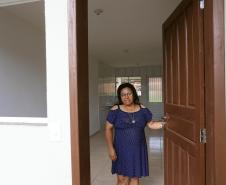 Trinta e quatro famílias que viviam em casas em situação precária ou áreas de risco em Rio Azul, na região Centro-Sul do Paraná, receberam nesta sexta-feira (09) novas moradias do Governo do Estado Carlos Massa Ratinho Junior. A inauguração do conjunto habitacional e entrega das chaves contou com a participação do governador Carlos Massa Ratinho Junior e o prefeito Leandro Jasinski.