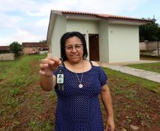 Trinta e quatro famílias que viviam em casas em situação precária ou áreas de risco em Rio Azul, na região Centro-Sul do Paraná, receberam nesta sexta-feira (09) novas moradias do Governo do Estado Carlos Massa Ratinho Junior. A inauguração do conjunto habitacional e entrega das chaves contou com a participação do governador Carlos Massa Ratinho Junior e o prefeito Leandro Jasinski.