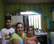 Trinta e quatro famílias que viviam em casas em situação precária ou áreas de risco em Rio Azul, na região Centro-Sul do Paraná, receberam nesta sexta-feira (09) novas moradias do Governo do Estado Carlos Massa Ratinho Junior. A inauguração do conjunto habitacional e entrega das chaves contou com a participação do governador Carlos Massa Ratinho Junior e o prefeito Leandro Jasinski.