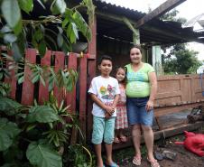 Trinta e quatro famílias que viviam em casas em situação precária ou áreas de risco em Rio Azul, na região Centro-Sul do Paraná, receberam nesta sexta-feira (09) novas moradias do Governo do Estado Carlos Massa Ratinho Junior. A inauguração do conjunto habitacional e entrega das chaves contou com a participação do governador Carlos Massa Ratinho Junior e o prefeito Leandro Jasinski.