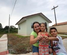 Trinta e quatro famílias que viviam em casas em situação precária ou áreas de risco em Rio Azul, na região Centro-Sul do Paraná, receberam nesta sexta-feira (09) novas moradias do Governo do Estado Carlos Massa Ratinho Junior. A inauguração do conjunto habitacional e entrega das chaves contou com a participação do governador Carlos Massa Ratinho Junior e o prefeito Leandro Jasinski.