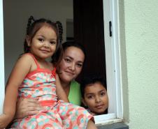 Trinta e quatro famílias que viviam em casas em situação precária ou áreas de risco em Rio Azul, na região Centro-Sul do Paraná, receberam nesta sexta-feira (09) novas moradias do Governo do Estado Carlos Massa Ratinho Junior. A inauguração do conjunto habitacional e entrega das chaves contou com a participação do governador Carlos Massa Ratinho Junior e o prefeito Leandro Jasinski.