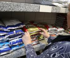 Governo inicia entrega de alimentos não perecíveis para merenda em 2,1 mil escolas