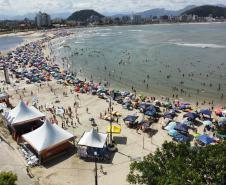 Com 350 inscritos, tradicional travessia a nado de Guaratuba será retomada no final de semana
