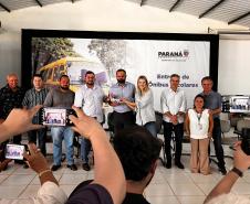 Estado entrega 24 novos ônibus escolares a municípios do Norte do Paraná