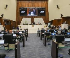 Na abertura dos trabalhos, governador entrega balanço de 2022 à Assembleia