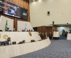 Na abertura dos trabalhos, governador entrega balanço de 2022 à Assembleia