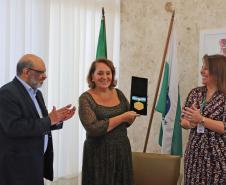 Referência em contas públicas, servidora paranaense recebe medalha de mérito