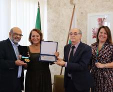 Referência em contas públicas, servidora paranaense recebe medalha de mérito