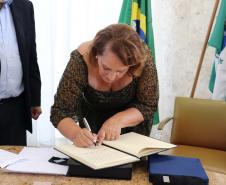 Referência em contas públicas, servidora paranaense recebe medalha de mérito