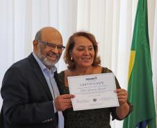 Referência em contas públicas, servidora paranaense recebe medalha de mérito