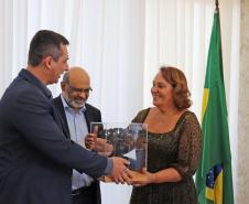 Referência em contas públicas, servidora paranaense recebe medalha de mérito