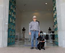 Conheça Rock e Roberto Leite, cão-guia e servidor cego que vão trabalhar no Governo do Paraná
