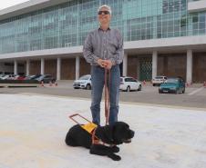 Conheça Rock e Roberto Leite, cão-guia e servidor cego que vão trabalhar no Governo do Paraná