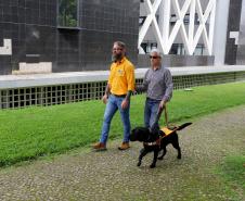 Conheça Rock e Roberto Leite, cão-guia e servidor cego que vão trabalhar no Governo do Paraná