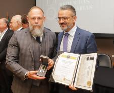 Governador comemora avanços na segurança pública em entrega de homenagens da Polícia Civil