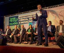 Ratinho Junior anuncia novos cursos e entrega ônibus para as universidades estaduais