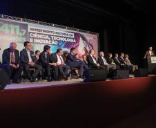 Ratinho Junior anuncia novos cursos e entrega ônibus para as universidades estaduais