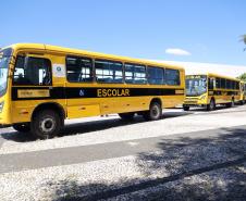 Ratinho Junior anuncia novos cursos e entrega ônibus para as universidades estaduais