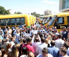 O governador Carlos Massa Ratinho Junior entregou nesta segunda-feira (03) mais 173 ônibus escolares do programa Caminho da Escola. Os veículos foram adquiridos por aproximadamente R$ 58,5 milhões em recursos do Governo do Estado e de emendas parlamentares por meio do Fundo Nacional de Desenvolvimento Educacional (FNDE).