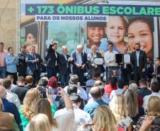O governador Carlos Massa Ratinho Junior entregou nesta segunda-feira (03) mais 173 ônibus escolares do programa Caminho da Escola. Os veículos foram adquiridos por aproximadamente R$ 58,5 milhões em recursos do Governo do Estado e de emendas parlamentares por meio do Fundo Nacional de Desenvolvimento Educacional (FNDE).