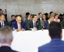 O governador Carlos Massa Ratinho Junior participou nesta terça-feira (18) de uma reunião com o governo federal, líderes dos demais Poderes da República, governadores e vice-governadores dos outros 25 estados e do Distrito Federal, em Brasília.