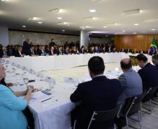 O governador Carlos Massa Ratinho Junior participou nesta terça-feira (18) de uma reunião com o governo federal, líderes dos demais Poderes da República, governadores e vice-governadores dos outros 25 estados e do Distrito Federal, em Brasília.