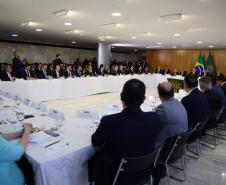 O governador Carlos Massa Ratinho Junior participou nesta terça-feira (18) de uma reunião com o governo federal, líderes dos demais Poderes da República, governadores e vice-governadores dos outros 25 estados e do Distrito Federal, em Brasília.