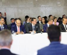 O governador Carlos Massa Ratinho Junior participou nesta terça-feira (18) de uma reunião com o governo federal, líderes dos demais Poderes da República, governadores e vice-governadores dos outros 25 estados e do Distrito Federal, em Brasília.
