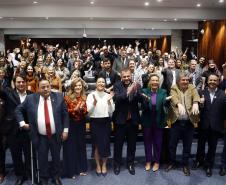 Governo lança programa que garante fraldas e absorventes a crianças e adolescentes