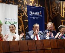 Governo lança programa que garante fraldas e absorventes a crianças e adolescentes