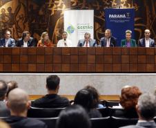 Governo lança programa que garante fraldas e absorventes a crianças e adolescentes