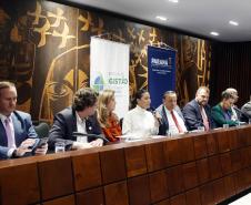 Governo lança programa que garante fraldas e absorventes a crianças e adolescentes