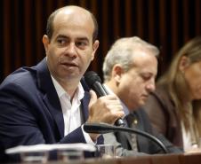 Governo lança programa que garante fraldas e absorventes a crianças e adolescentes