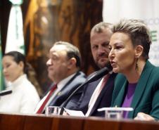 Governo lança programa que garante fraldas e absorventes a crianças e adolescentes