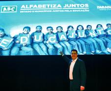 Com foco na alfabetização, Governo amplia programas de apoio às redes municipais