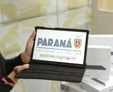 Governo do Paraná começa a entregar 50 mil tablets para alunos da rede estadual