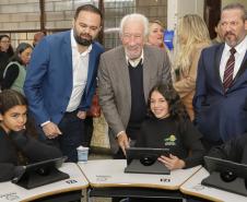 Governo do Paraná começa a entregar 50 mil tablets para alunos da rede estadual