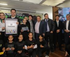 Governo do Paraná começa a entregar 50 mil tablets para alunos da rede estadual