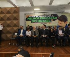 Governo do Paraná começa a entregar 50 mil tablets para alunos da rede estadual
