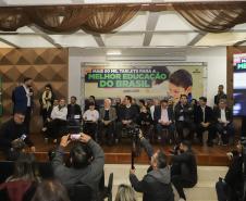 Governo do Paraná começa a entregar 50 mil tablets para alunos da rede estadual