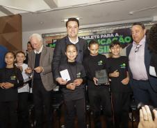 Governo do Paraná começa a entregar 50 mil tablets para alunos da rede estadual