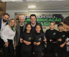 Governo do Paraná começa a entregar 50 mil tablets para alunos da rede estadual