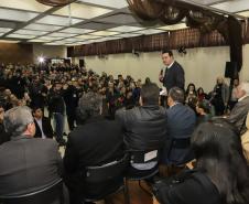 Governo do Paraná começa a entregar 50 mil tablets para alunos da rede estadual