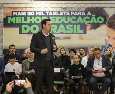 Governo do Paraná começa a entregar 50 mil tablets para alunos da rede estadual