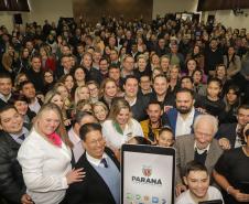 Governo do Paraná começa a entregar 50 mil tablets para alunos da rede estadual