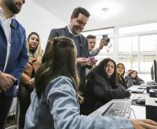 Governo do Paraná começa a entregar 50 mil tablets para alunos da rede estadual