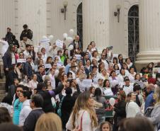 Caminhada reúne milhares de pessoas no Dia Estadual de Combate ao Feminicídio
